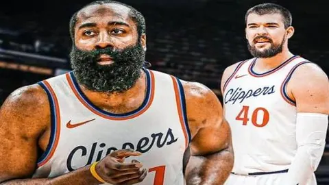 曼联锋线新星33分钟内被换下，球迷含泪告别赛场步入更衣室