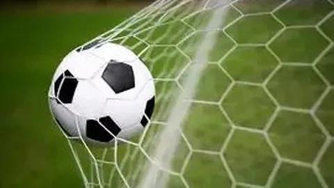 詹姆斯遭里夫斯断球后情绪爆发，湖人虽败却情有可原。